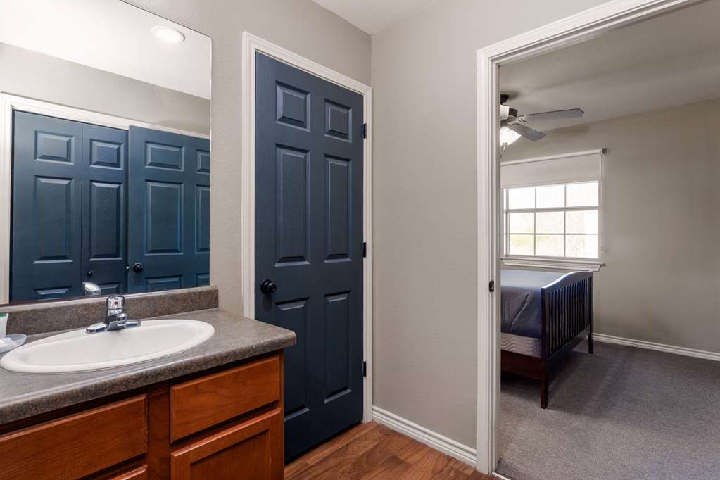 Eagle's Den Suites Kenedy a Travelodge by Wyndham - photo 13