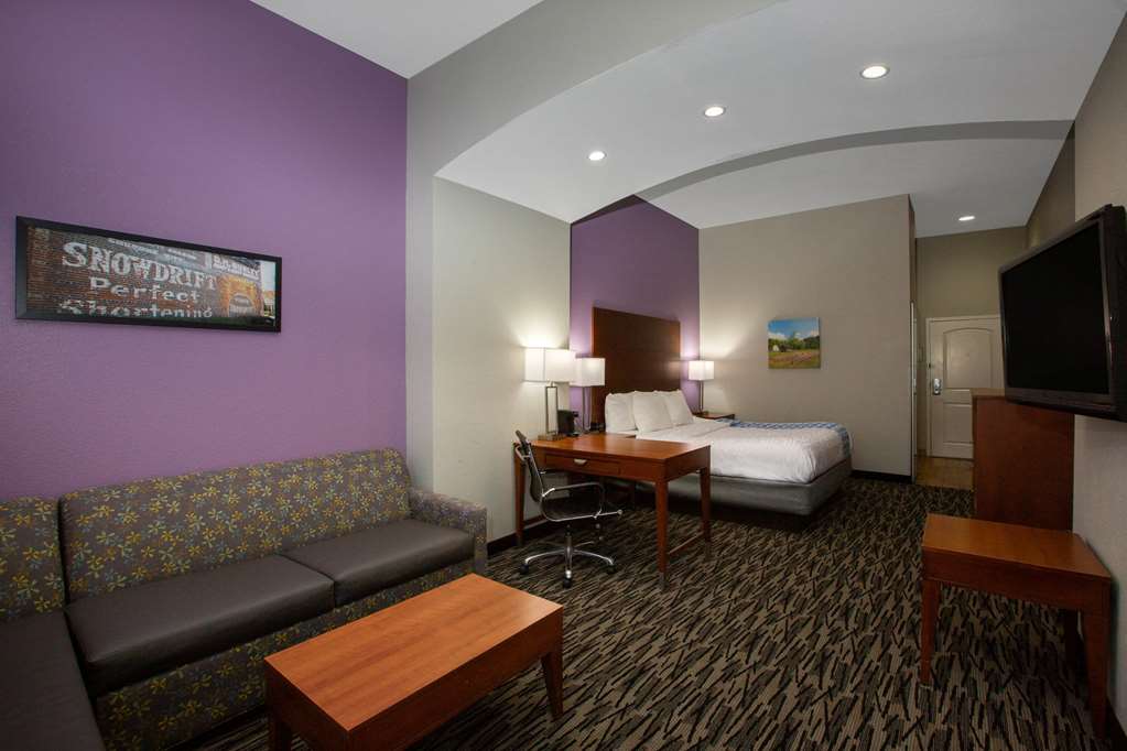 La Quinta Inn & Suites by Wyndham Tupelo - photo 21