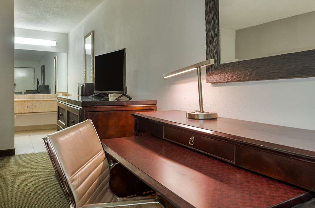 Rodeway Inn Lumberton Central - photo 16