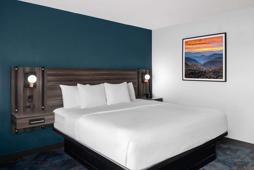 La Quinta Inn & Suites by Wyndham Greensboro NC - photo 9