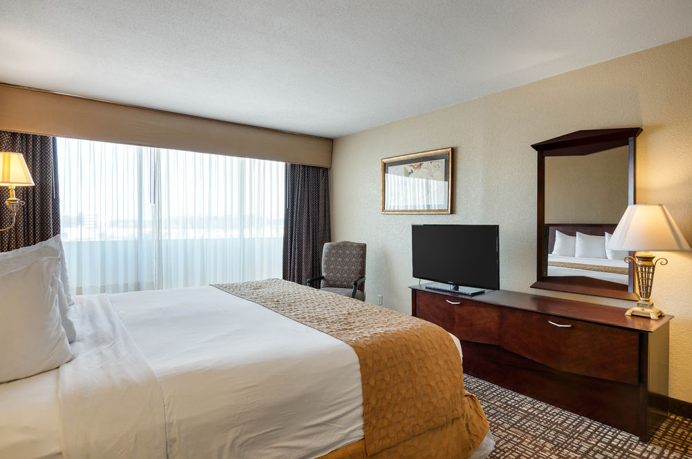 Clarion Inn & Suites By Hampton Convention Center - photo 17