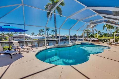 CoralVilla Lazy Days comfortable pool & spa great boat location — 4-Star Luxury Hotel in Cape Coral, United States