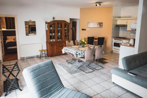 Bory Apartman zárt udvari parkolás MET Aréna 2 5 km — Szekesfehervar — photo 3