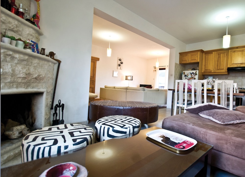 Lania Royal Oak Villa Kakopetria Cyprus — Living Area (photo 5 of 5)