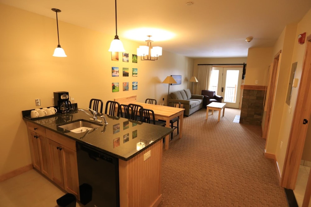 Burke Mountain Hotel - photo 18