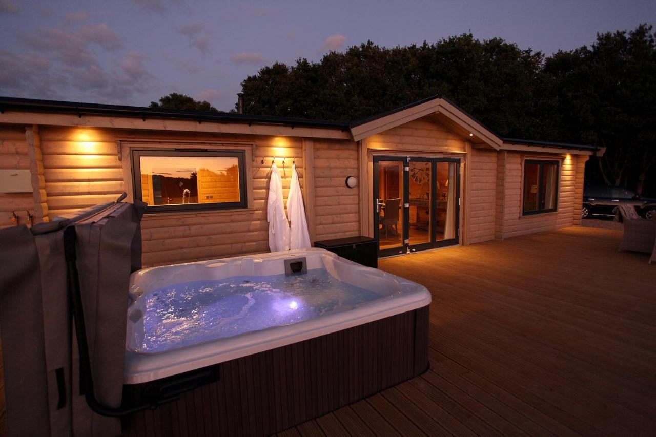 Cambridgeshire Lakes Luxury Lodges in a Stunning Lake Location — hotel in Sandy