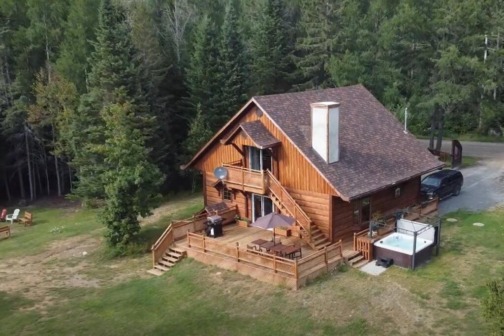 The Escapade Private hot tub with pool table in Mont-Tremblant, Canada