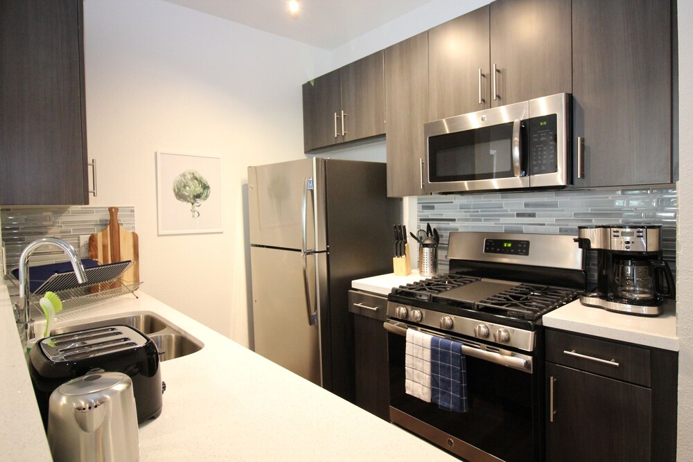 La Westwood Deluxe Suites - photo 14