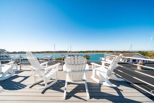 Why Knot Getaway Rooftop with WaterView Unit E in Beaufort, United States