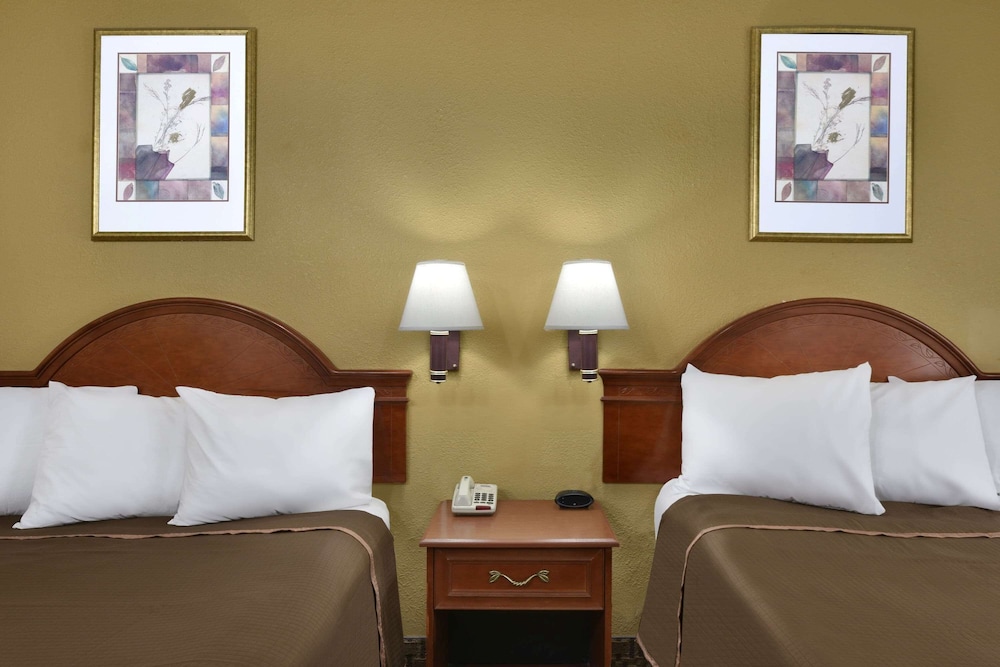 Howard Johnson Hotel & Suites by Wyndham Allentown Dorney - photo 24