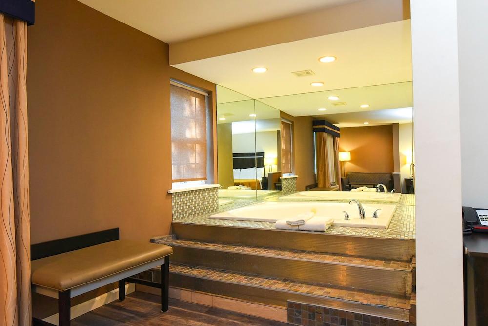 Capital Inn & Suites - photo 13