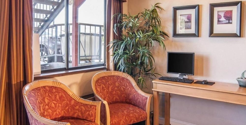 Ashland Valley Inn - photo 18