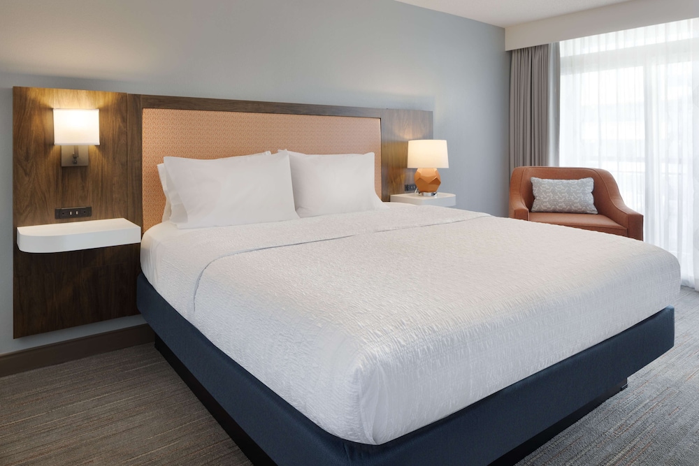 Hampton Inn & Suites Myrtle Beach Oceanfront - photo 12