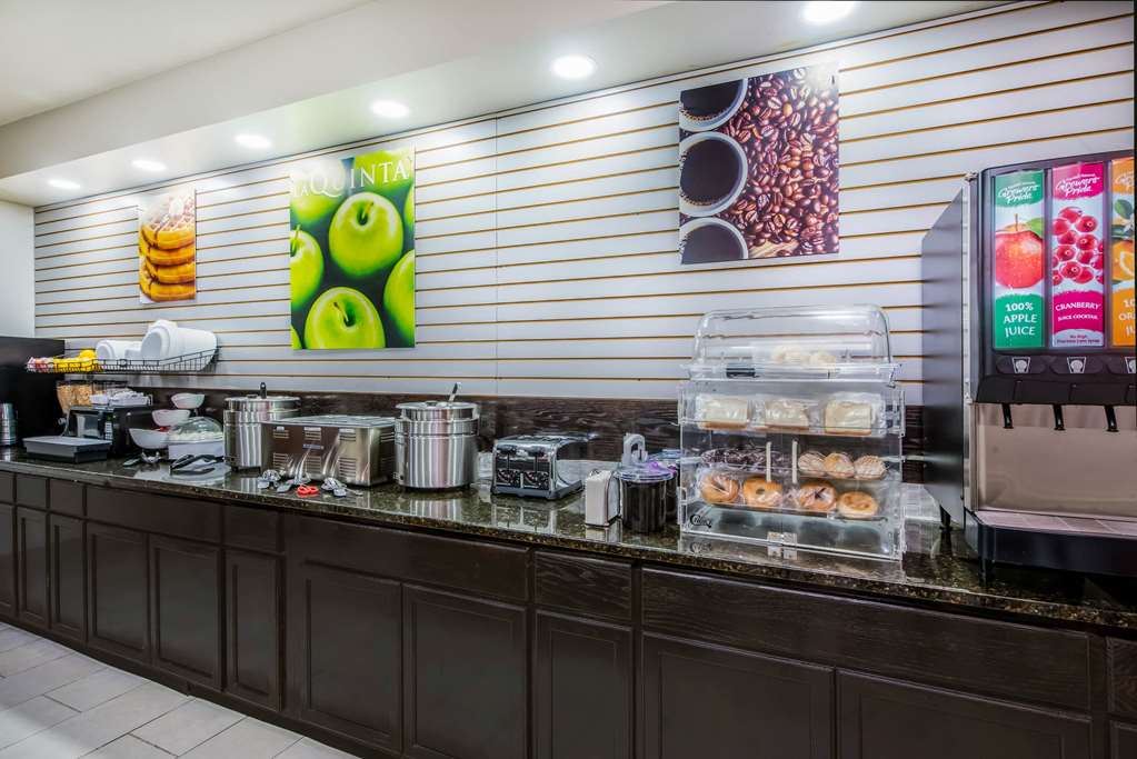 La Quinta Inn & Suites by Wyndham Fairborn Wright Patterson - photo 28