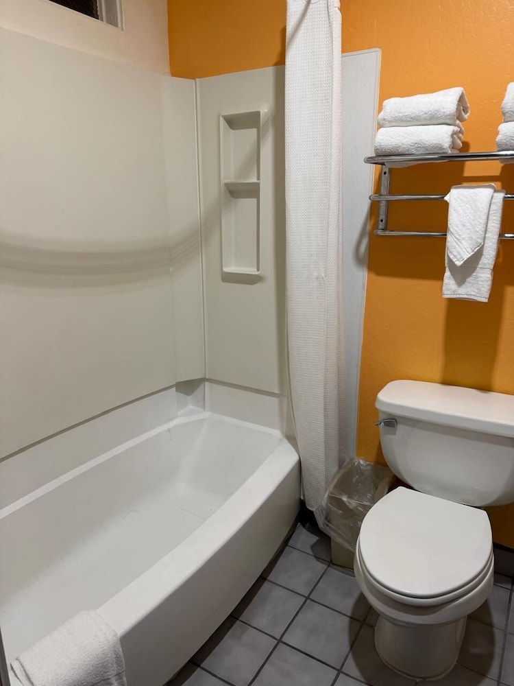 Hollister Inn - photo 18