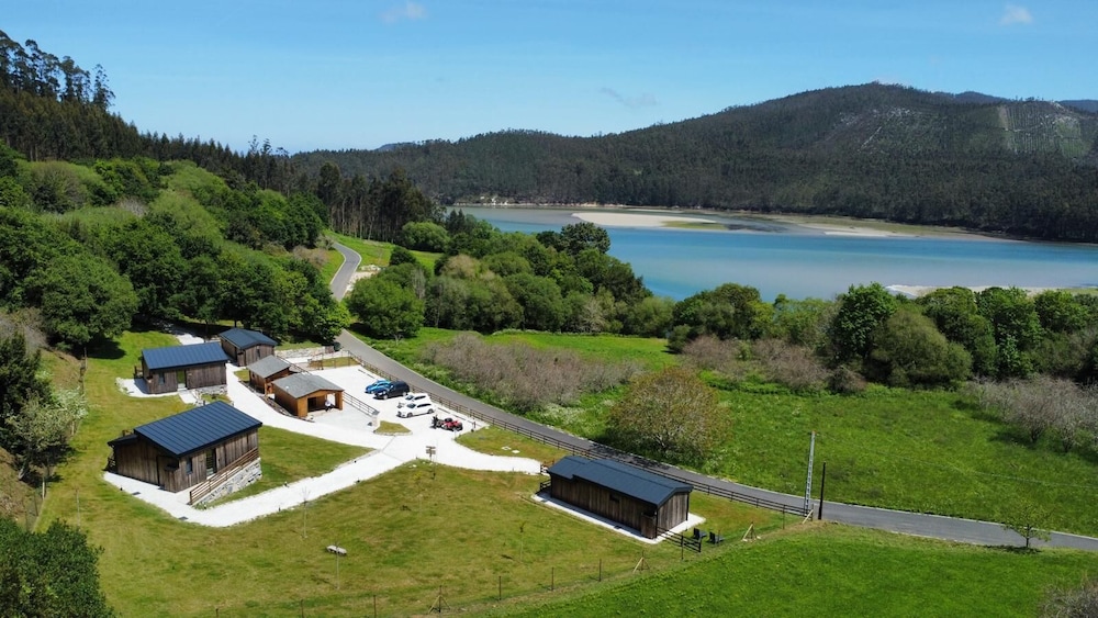 Cabañas O Recuncho Do Sor — 4-Star Luxury Hotel in Manon, Spain