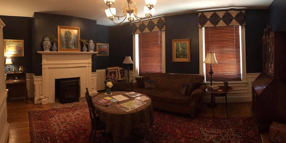 Inn at Lincoln Square - photo 25