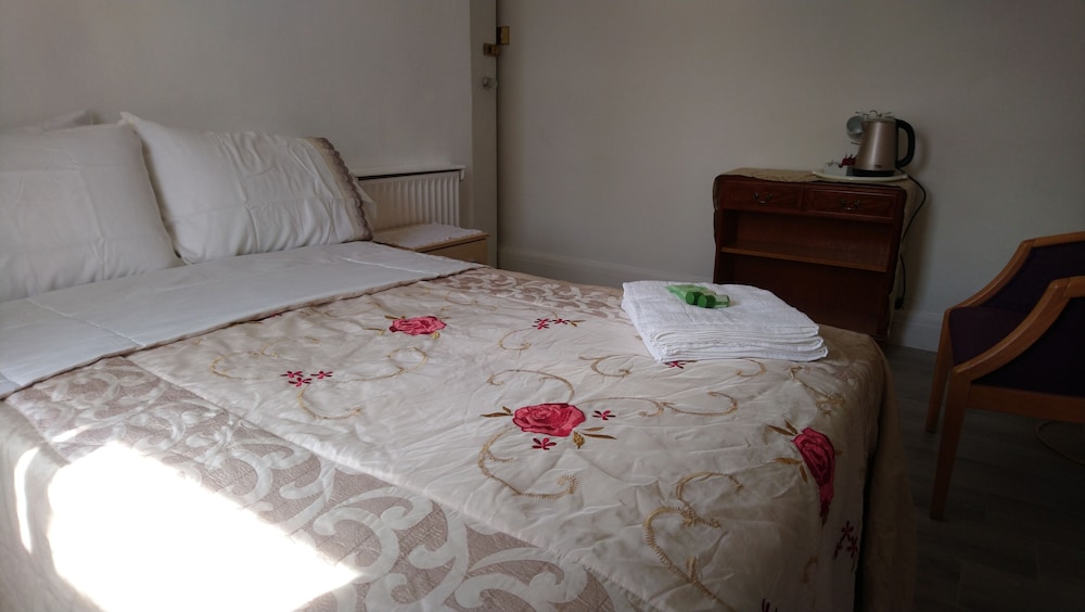 Renovated 4 Bed Home Sleeps 9 with Parking & Spa — 4-Star Luxury Hotel in Blackpool, United Kingdom