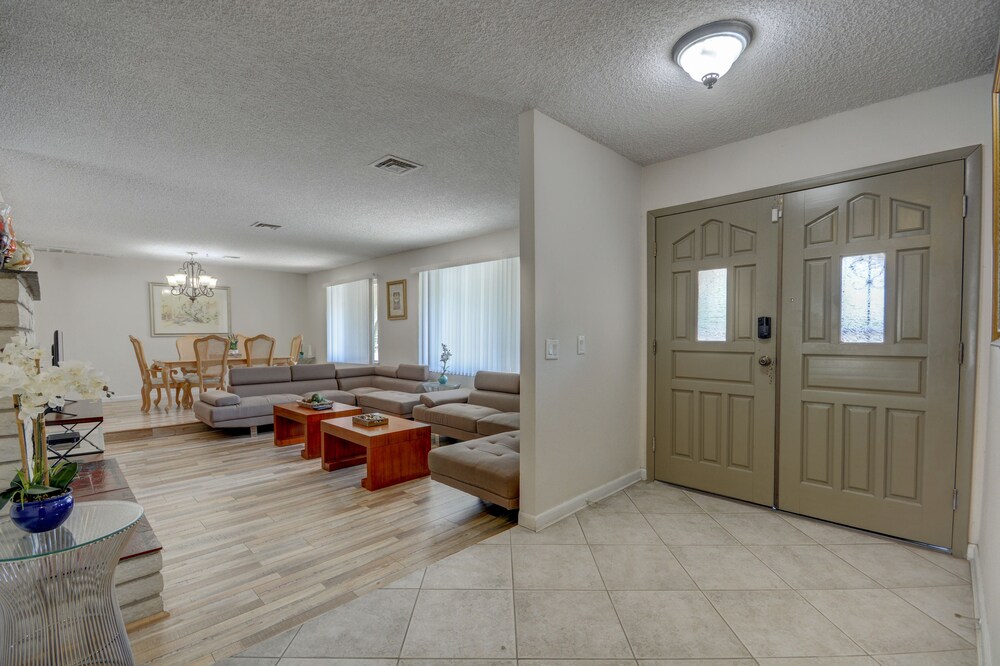 Luxurious 4BR House with Large Pool Near Strip