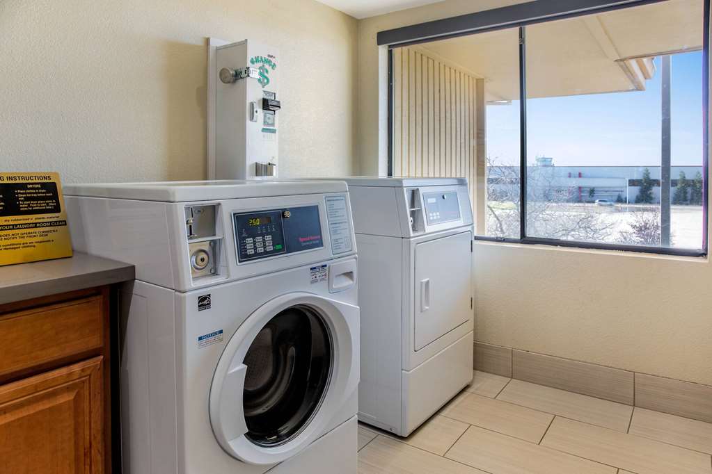 La Quinta Inn & Suites by Wyndham Oakland Hayward - photo 28