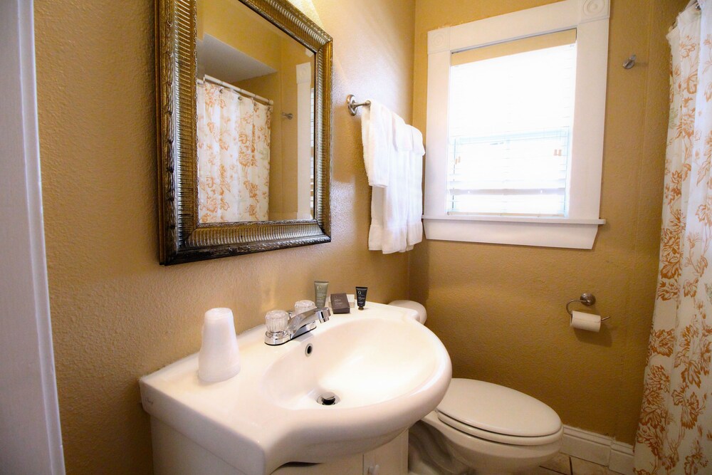Peach Tree Inn & Suites - photo 39