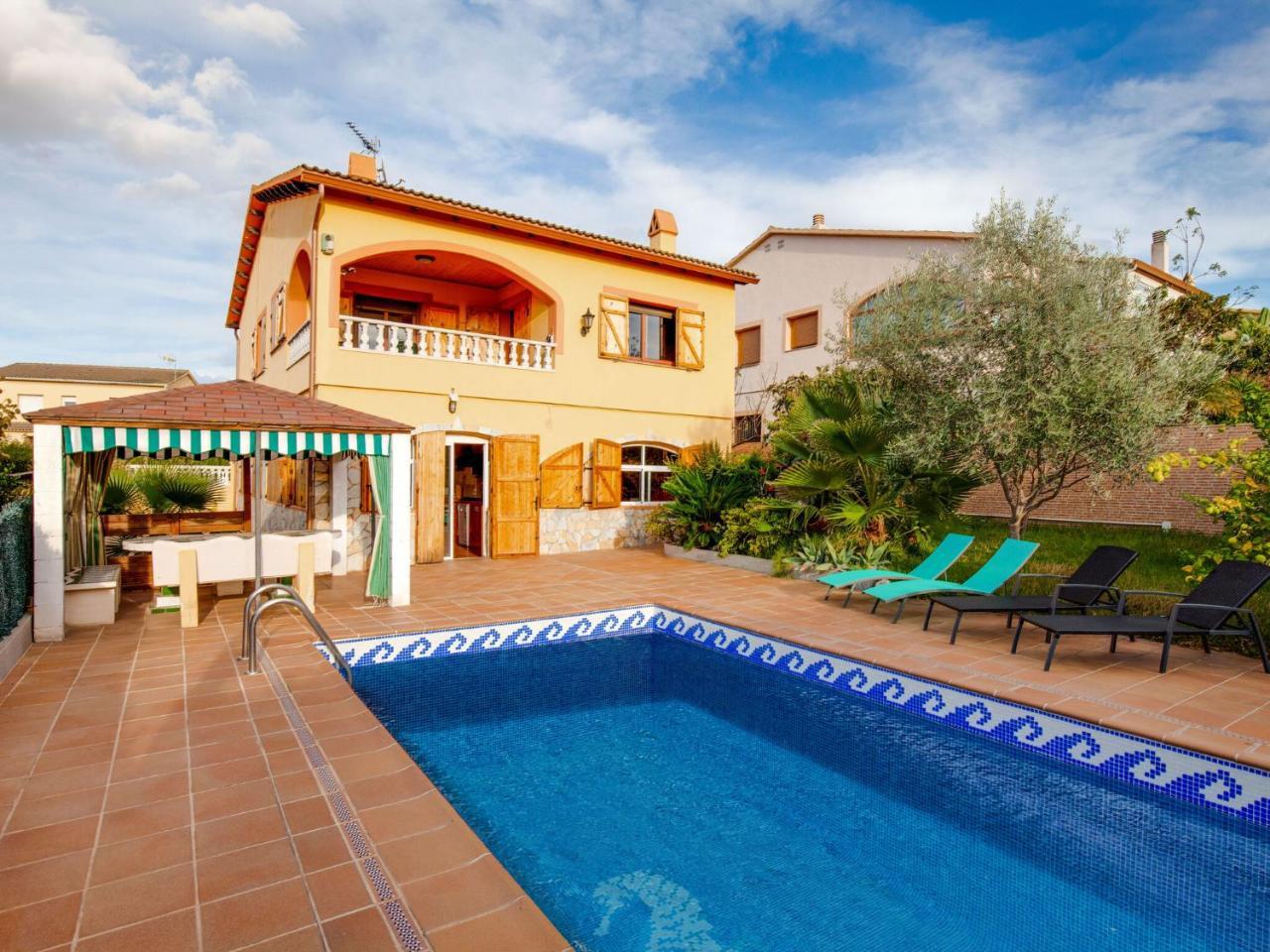 Holiday Home in Vendrell near Costa Dorada Beach — 4-Star Luxury Hotel in El Vendrell, Spain