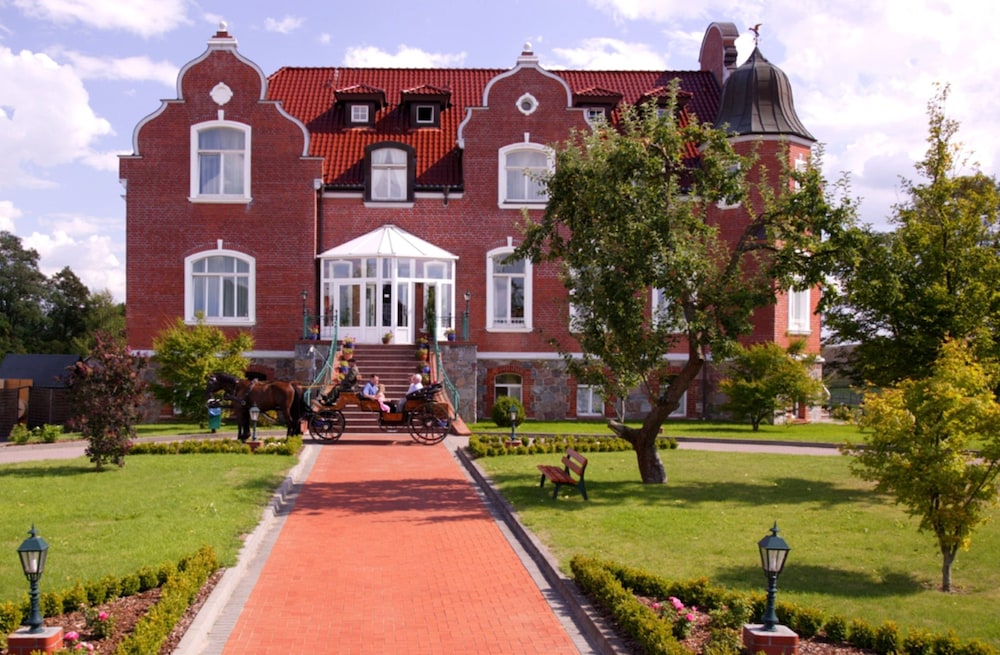 Schloss Herrenstein - carbon neutral hotel in Gerswalde