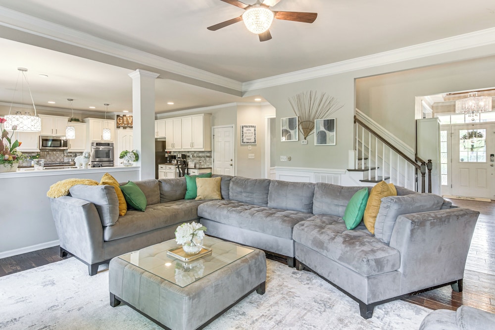 Patio Deck & Grill: Charlotte Area Group Getaway — hotel in Matthews