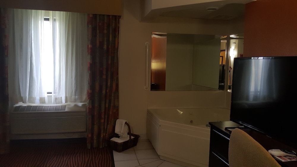 AmericInn by Wyndham Muscatine - photo 4