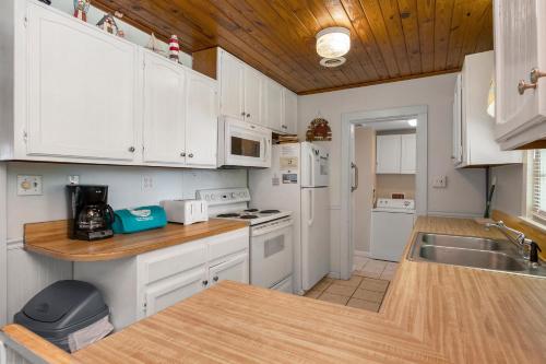 Papas Place by Oak Island Accommodations - photo 3