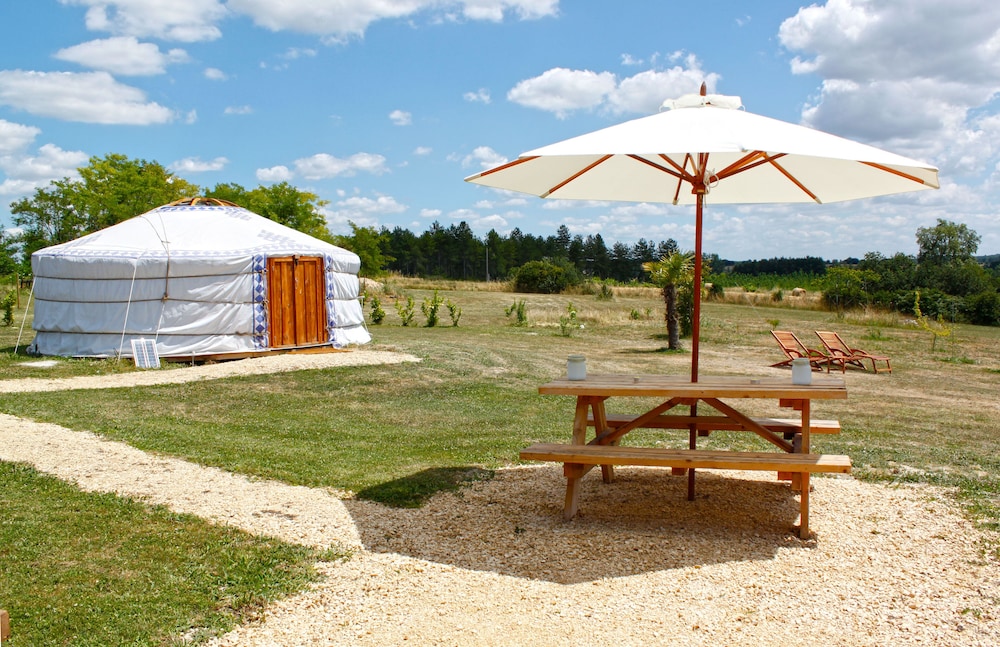 Les Yourtes d'Agnac - carbon neutral hotel in Eymet