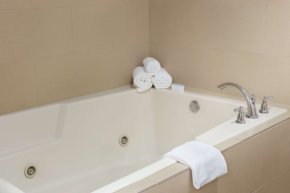 Hampton Inn & Suites Manchester Bedford - photo 16