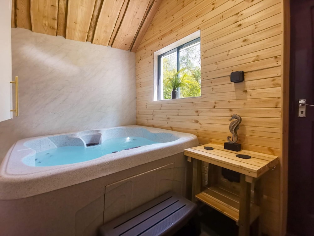 Woodlands Family Retreat Windermere with Hot Tub And Sauna Ridgestone in Windermere, United Kingdom