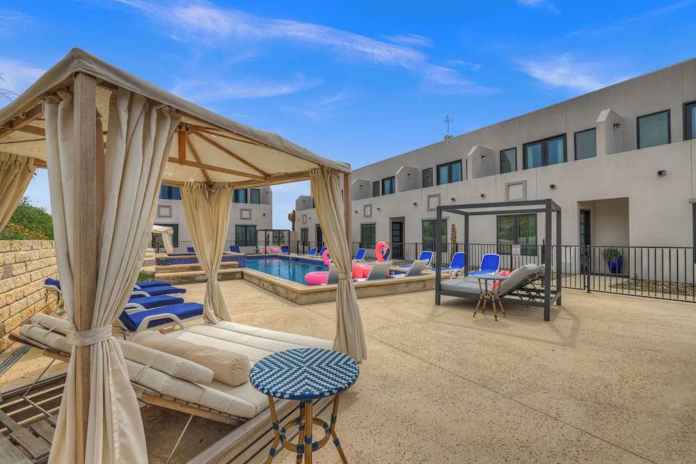 The Bentley Hotel James Bond Suite Pool View - photo 29