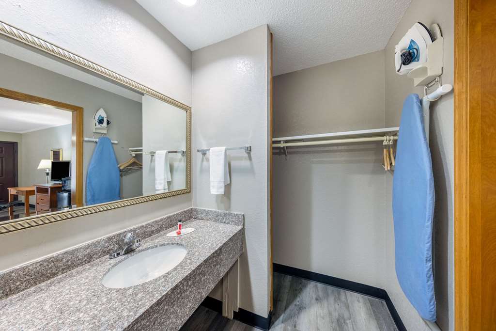 Super 8 by Wyndham Kansas City Airport North - photo 24