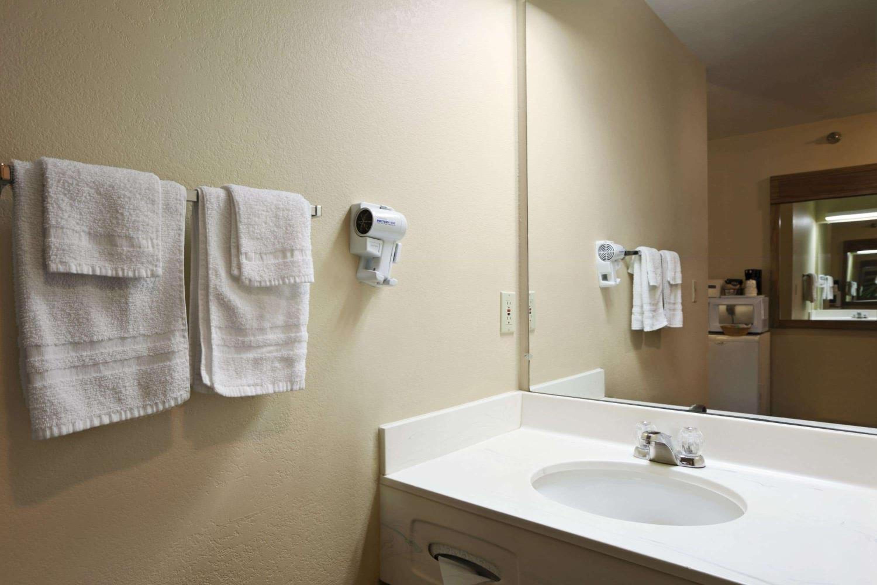 Travelodge by Wyndham Grand Island - photo 34