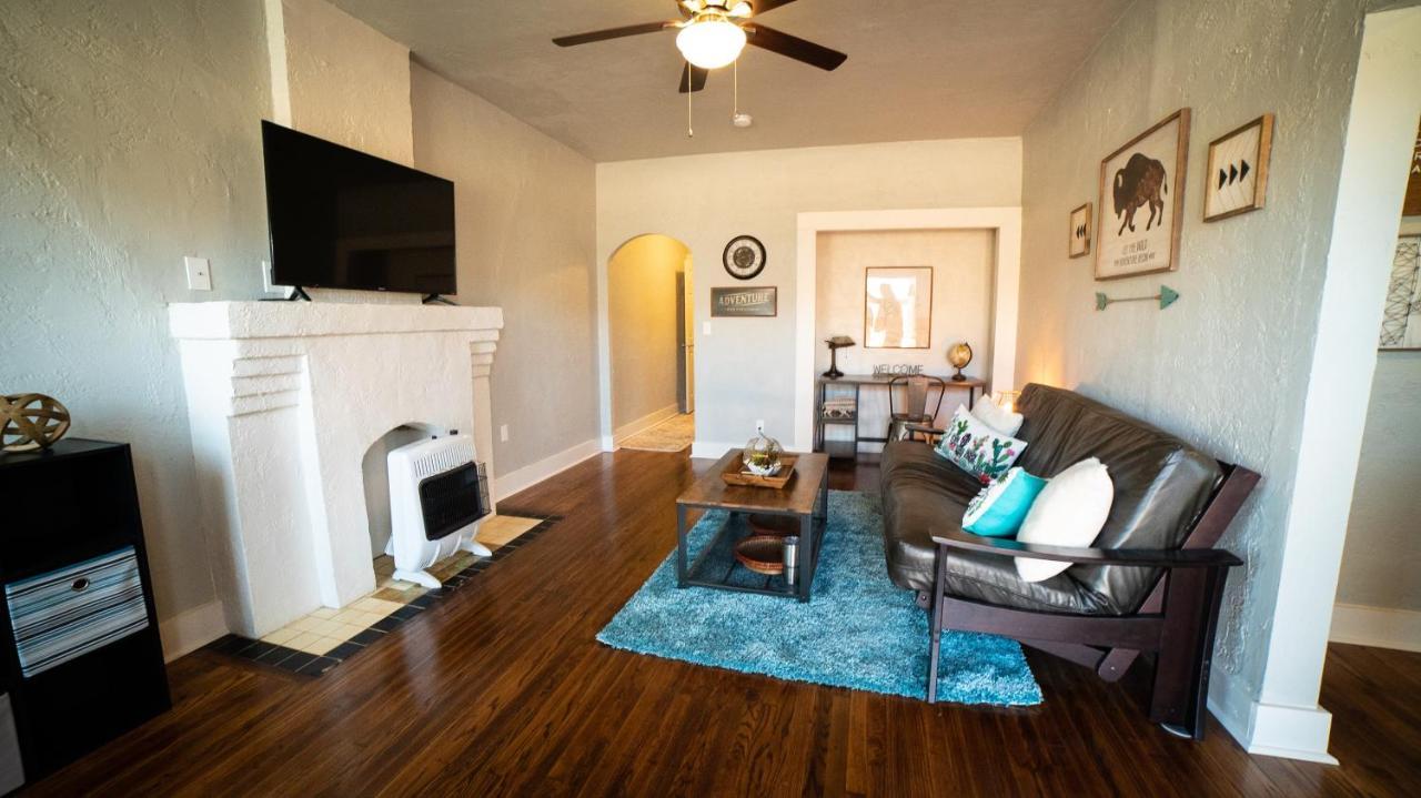 The Cozy Chickasha Fiber Wifi Washer & Dryer Near Dt Chickasha & Leg Lamp — hotel in Chickasha