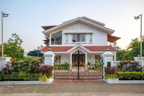 Casa Serenity by StayVista Relax with a pool lawn and inviting jacuzzi — 4-Star Luxury Hotel in Lonavla, India