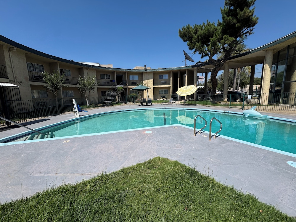 Hometown Inns North Hills - photo 20