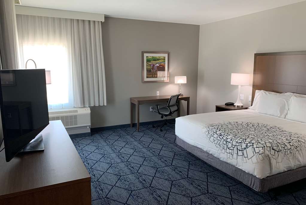La Quinta Inn & Suites by Wyndham Round Rock near Kalahari - photo 15