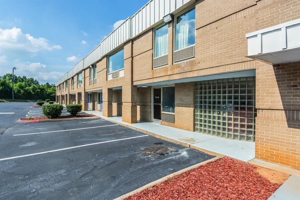 Econo Lodge Airport near Billy Graham Parkway - photo 31