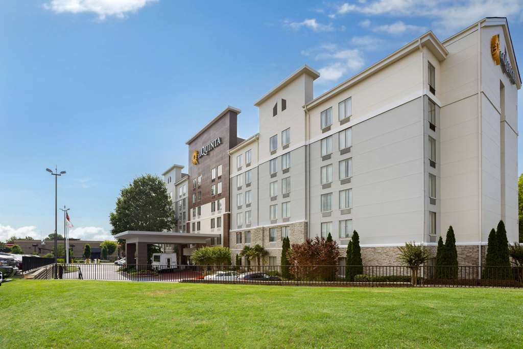 La Quinta Inn & Suites by Wyndham Atlanta Airport North - photo 35