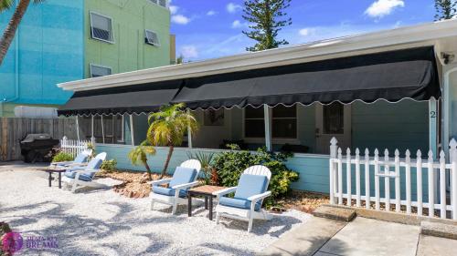 100 Steps to beach access 5 minute walk to the Village Private Porch in Siesta Key, United States