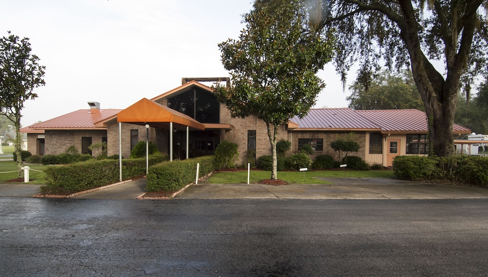 Southern Charm RV Resort - photo 2