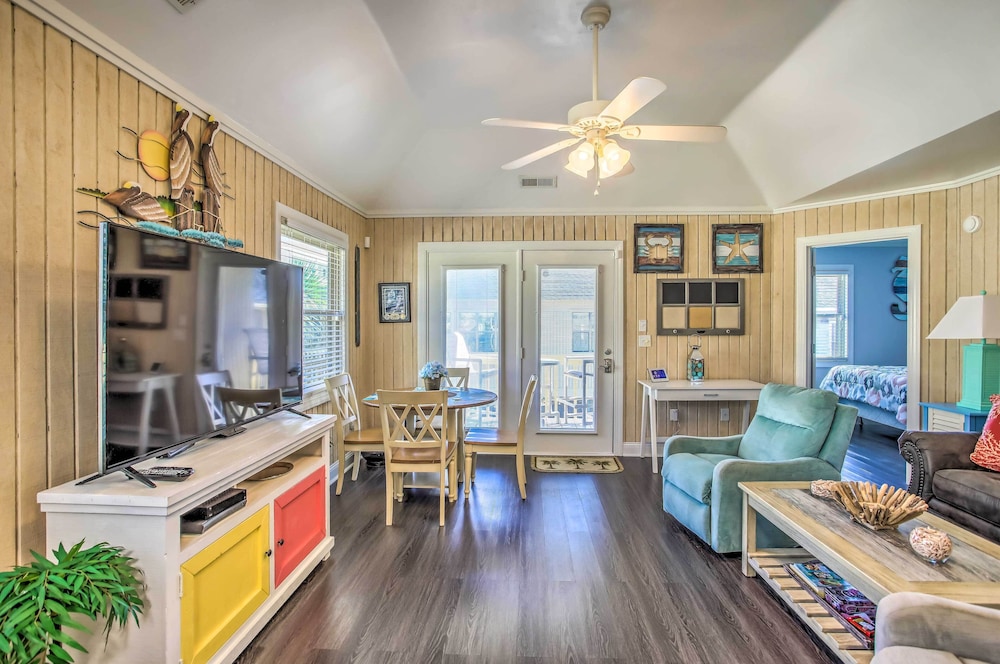 Walk to Apache Pier Coastal Condo with Pool Access — 4-Star Luxury Hotel in Myrtle Beach, United States