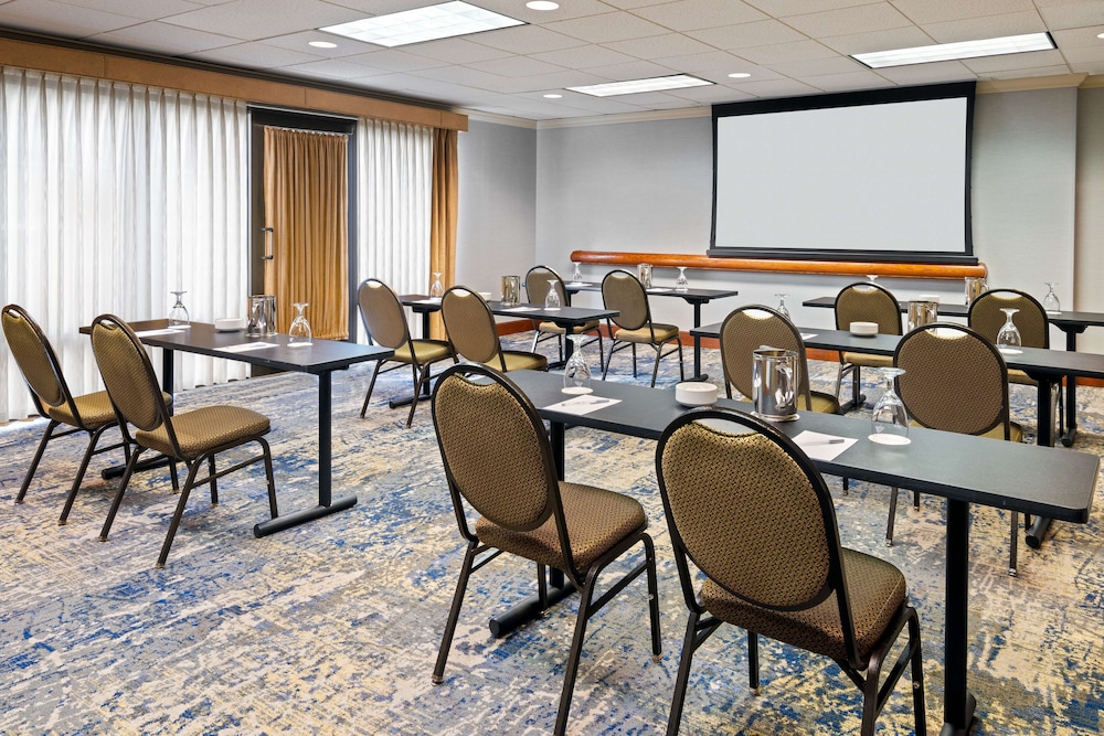 Hampton Inn & Suites Kansas City Country Club Plaza - photo 41