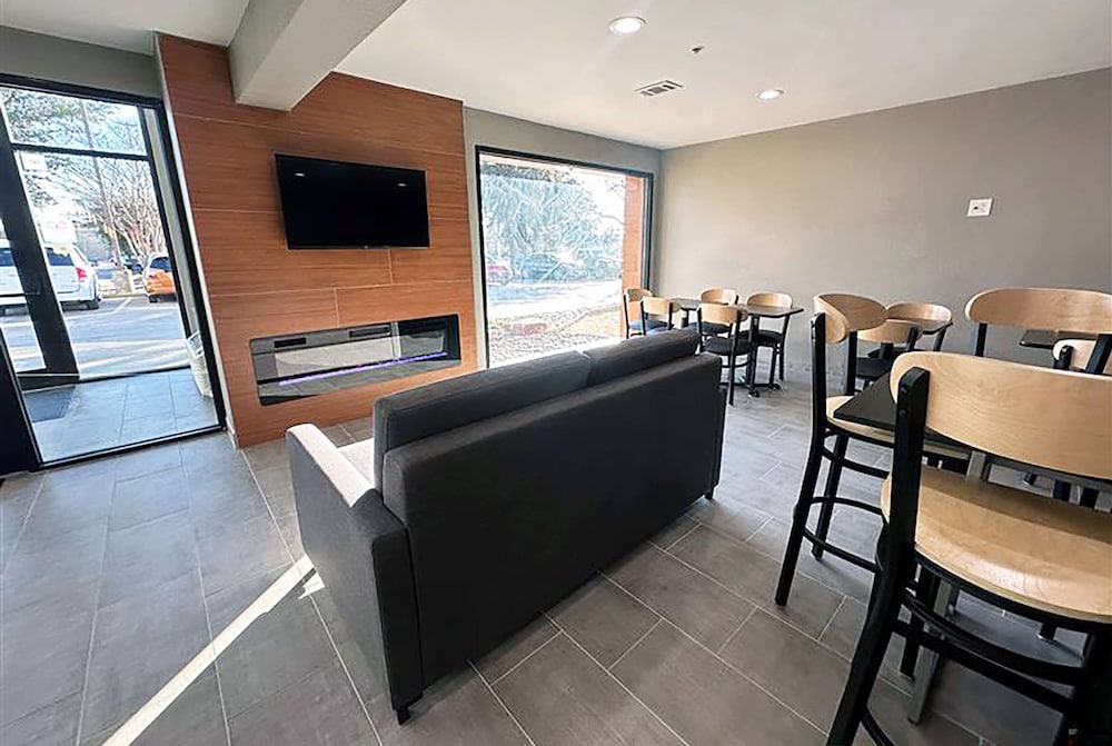 Baymont by Wyndham Bedford Dallas - photo 2