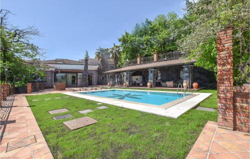 Cozy Home In Zafferana Etnea With Wifi — 5-Star Luxury Hotel in Zafferana Etnea, Italy
