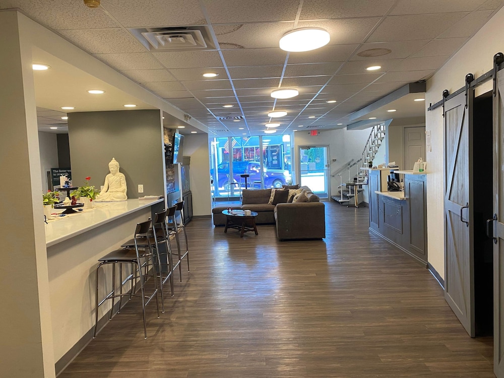 Days Inn by Wyndham Manitowoc - photo 3