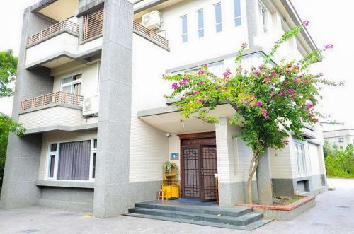 Huatian Holiday Hotel — hotel in Dongping
